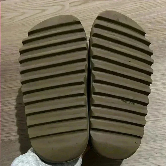Adidas Yeezy Olive Green Slide Sandals - Picture 4 of 4